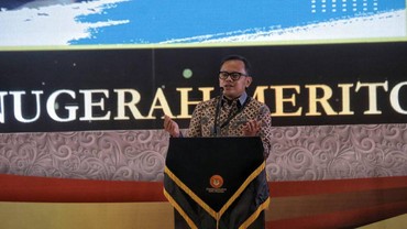 Wajibkan ASN Pakai Baju Produk Lokal, Begini OOTD Wali Kota Bogor Bima Arya