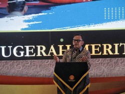 Wajibkan ASN Pakai Baju Produk Lokal, Begini OOTD Wali Kota Bogor Bima Arya