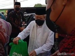 Wapres Maruf Amin Sapa Warga Mojokerto Sambil Bagi-bagi Sajadah