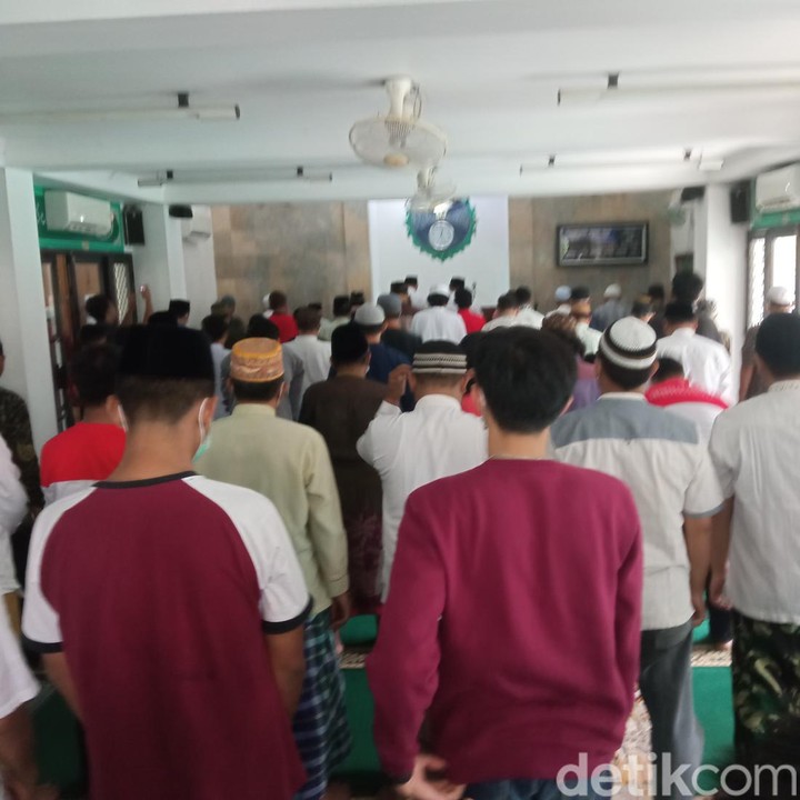 <p>Pemerintah Kota (Pemkot) Bekasi juga lakukan hal serupa. Pelaksana Tugas (Plt) Wali Kota Bekasi Tri Adhianto mengatakan salat gaib ini sebagai rasa empati masyarakat Kota Bekasi kepada pemimpinnya.(Foto: Tri Adhianto/Fakhri Fadlurrohman/detikcom)</p>