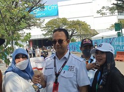Kala Anies Jadi Sasaran Selfie Penonton Formula E
