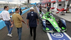 Anies Jajal Safety Car Formula E: Perut Kayak Ketinggalan