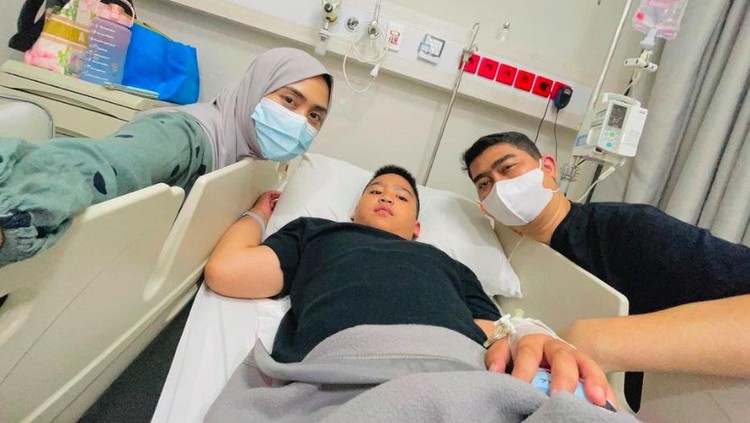 April Jasmine April Jasmine dan Ustaz Solmed temani anak di IGD