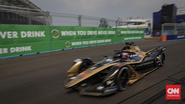 Sahroni: Formula E Jakarta 2023 Tak Ada Politik Lagi Wakil Ketua Steering Committee Formula E Jakarta 2023 Ahmad Sahroni menyebut balapan mobil listrik edisi tahun ini sudah bersih dari sisi politik.