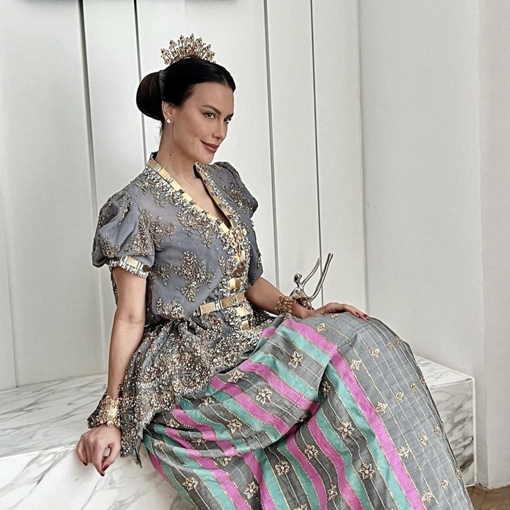 <p>Dengan penampilan seperti ini, tak heran jika warganet tak berhenti memuji pesonanya, ya?  (Foto: dok. Instagram @veraanggraini_kebaya)</p>