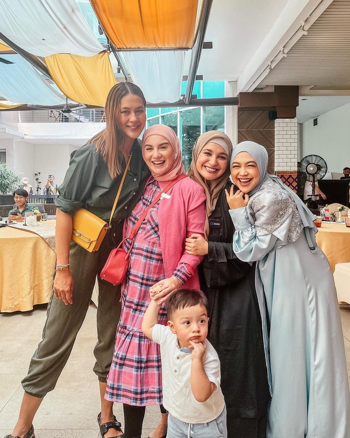Iris Bella Hamil Anak Perempuan