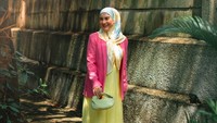 <p>Usai melahirkan anak pertamanya, Irish Bella kerap terlihat tampil lebih feminim. Ia pun sering mengenakan pakaian dengan warna cerah. (Foto: Instagram: @_irishbella_)</p>