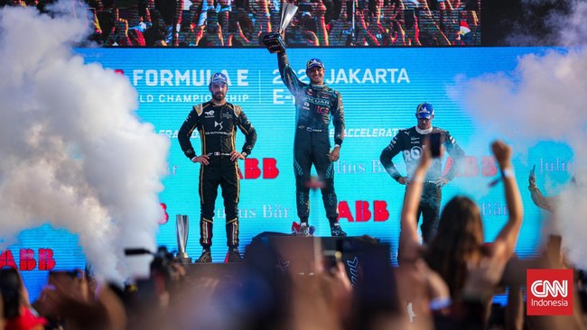Tiga pembalap Formula E yang naik podium tidak menerima botol sampanye di Jakarta E Prix seperti pada balapan-balapan lain.