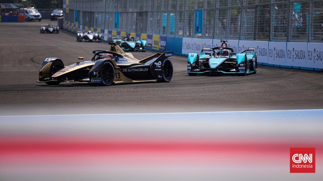 Persaingan menuju tangga juara Formula E 2022 kian panas setelah Mitch Evans menjadi juara di Jakarta E Prix.