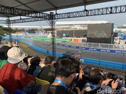 Tribun Penonton Formula E Full, Penonton Girang Lihat Mobil Balap Listrik
