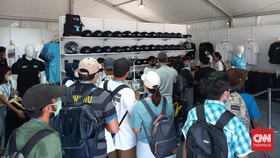 Penonton Antusias Buru Suvenir Formula E Jakarta