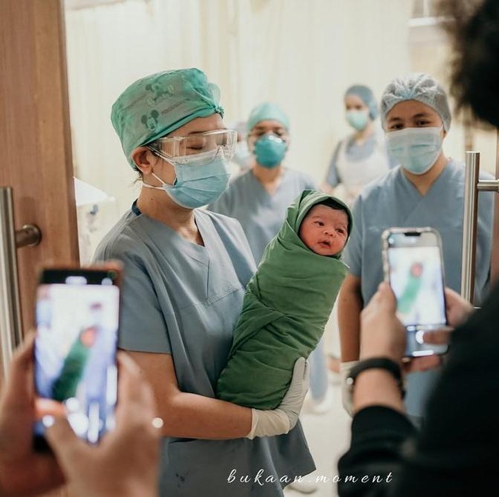 <p>Eriska tak ingin menyembunyikan wajah cantik bayi perempuannya. Ia pun memperbolehkan wajah sang anak diabadikan oleh banyak orang. (Foto: Instagram: @eriskarein)</p>
