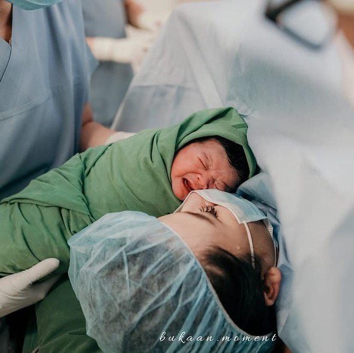 <p>Aktris ternama Eriska Rein dikabarkan baru saja melahirkan anak keduanya yang berjenis kelamin perempuan, Bunda. Bayi cantik ini pun diberi nama Mikhaila Zeline Muhsin. (Foto: Instagram: @eriskarein)</p>
