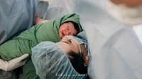 <p>Aktris ternama Eriska Rein dikabarkan baru saja melahirkan anak keduanya yang berjenis kelamin perempuan, Bunda. Bayi cantik ini pun diberi nama Mikhaila Zeline Muhsin. (Foto: Instagram: @eriskarein)</p>