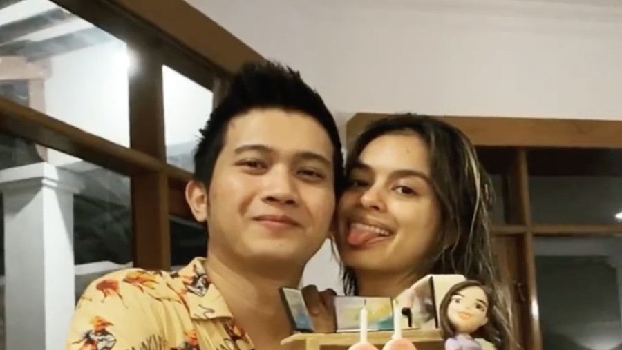 Potret Eva Celia Beli Sayur hingga Dapat Kue dari Demas Narawangsa