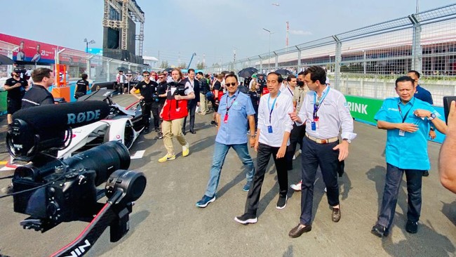 Sempat disoroti, Menteri Pariwisata Sandiaga Uno jadi salah satu tokoh yang datang ke ajang Formula E, Sabtu (4/6). 