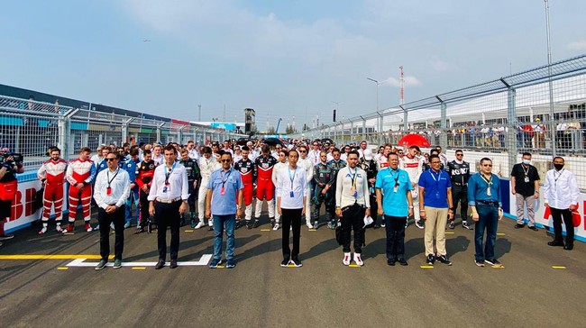 Presiden Joko Widodo lebih mau bicara soal Formula E daripada reshuffle. Puan Maharani dan Bambang Soesatyo pun tertawa.