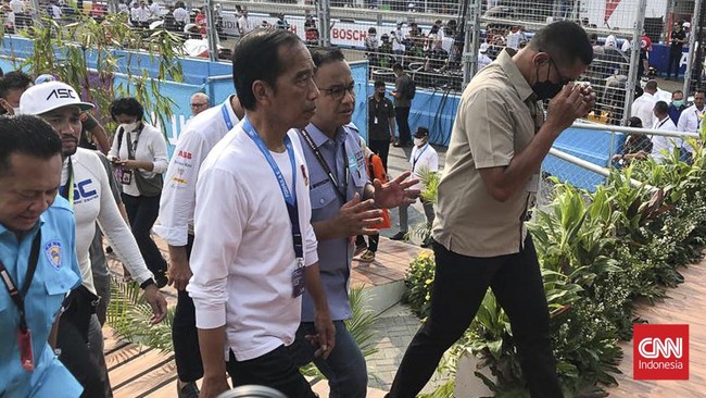 Presiden Jokowi asik berbincang dengan Ahmad Sahroni saat berada di Royal Box. Sementara Gubernur Anies Baswedan semringah ngoborol dengan Puan Maharani.