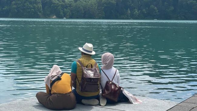 Makes me cry, Ridwan Kamil kneels down on his mother after not finding Eril