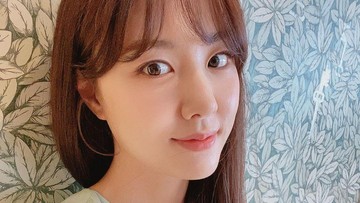 DEBUT AKTING DAN JADI MODEL