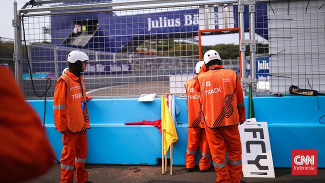 PT Jakpro memastikan nantinya akan dilakukan pengecatan ulang bekas terkelupasnya cat sisa gelaran Formula E tersebut.