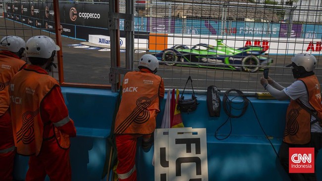 Susunan Panitia Formula E Jakarta: Prasetyo Edi Hingga Bobby Nasution PT Jakpro mengumumkan susunan panitia untuk gelaran Formula E Jakarta 2023 pada 3-4 Juni mendatang.