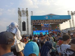 Suasana Penonton Saat Jokowi Serahkan Piala ke Juara Formula E