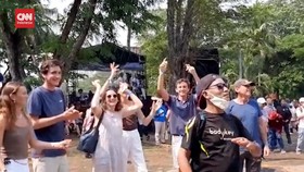 VIDEO: Kala Wisatawan Asik Nonton Wali dan Padi Sebelum Formula E