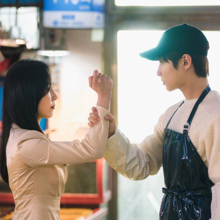 <p>Adu peran Hwang In Yeop dengan Seo Hyun Jin cukup bikin para penonton baper, nih. Meski romansa bukanlah tema utama dari drama Korea hukum ini, adu peran mereka tetap dinantikan oleh penggemar. (Foto: dok. SBS)</p>