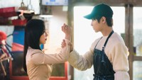 <p>Adu peran Hwang In Yeop dengan Seo Hyun Jin cukup bikin para penonton baper, nih. Meski romansa bukanlah tema utama dari drama Korea hukum ini, adu peran mereka tetap dinantikan oleh penggemar. (Foto: dok. SBS)</p>