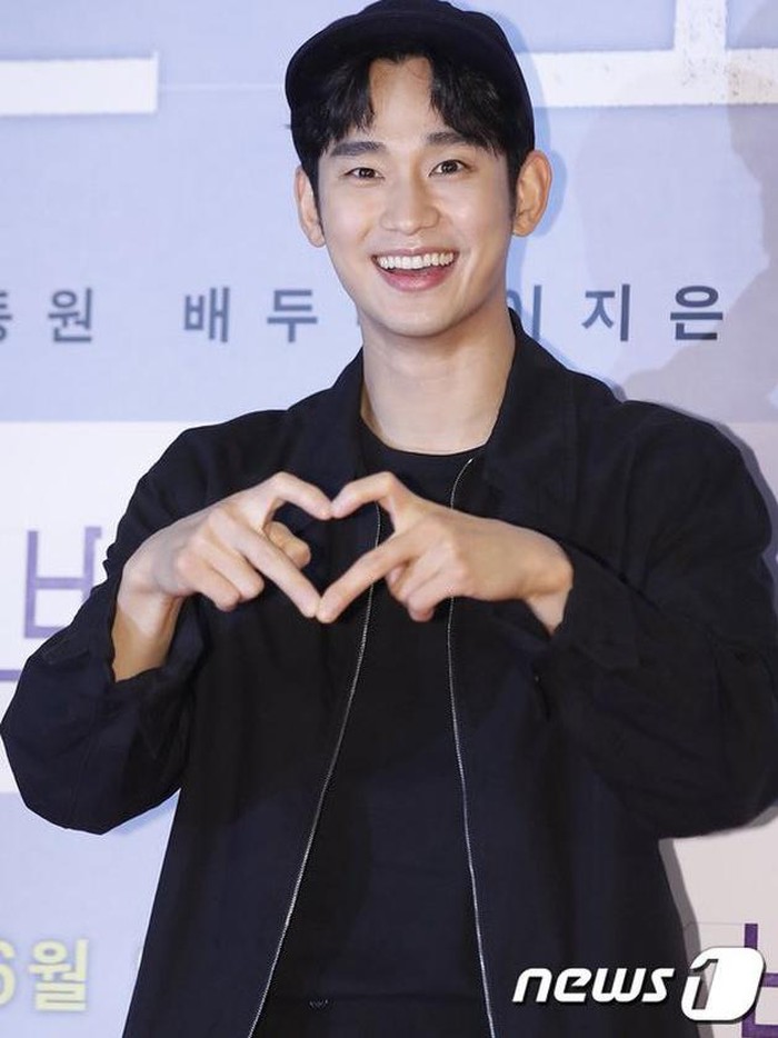 Aktor papan atas sekaligus sahabat IU, Kim Soo Hyun, turut hadir dengan senyum ceriahnya. Tampil sederhana mengenakan outfit kasual serba hitam, mulai dari bomber jacket, tshirt, celana, hingga dipadukan dengan topi hitam./Foto: twitter.com/infodrakor_id