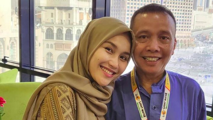 Ayu Ting Ting rayakan ulang tahun ayah Rojak di Mekkah