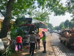 Hindari Pikap, Bus Mira Hantam Pohon di Magetan