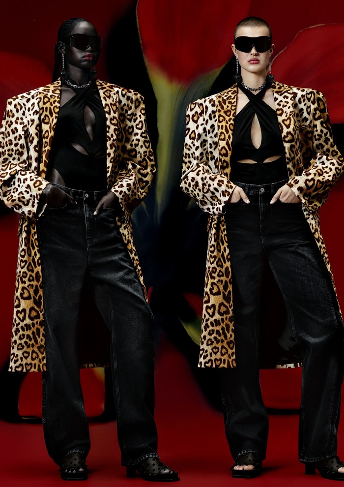 Melansir dari keterangan pers yang dirilis, terdapat sejumlah material ramah lingkungan inovatif yang pertama kali dipakai H&M pada koleksi ini seperti sutra daur ulang dan AirCarbon™. Foto: Courtesy of H&M