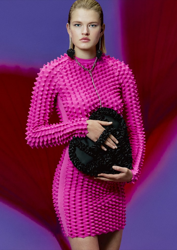 Menilik dari situs resminya, H&M menjual dari mulai Rp249 ribu untuk pakaian dalam hingga Rp 2.990.000 untuk dress. Koleksi H&M Innovation Story Cherish Waste ini bisa kamu beli di situs resmi H&M Indonesia.Foto: Courtesy of H&M
