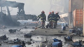 FOTO: Kebakaran Gudang Kontainer di Bangladesh