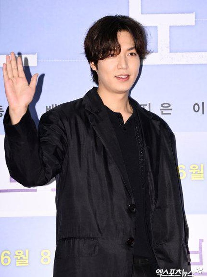 Kehadiran Lee Min Hoo menjadi salah satu selebriti yang turut dinantikan banyak orang. Terlihat lebih kece dan tampan, ia mengenakan busana serba hitam dengan rambut panjangnya usai membintangi drama Pachinko./Foto: twitter.com/infodrakor_id
