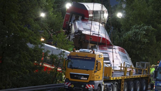 FOTO: Proses Evakuasi Kecelakaan Kereta di Jerman, 5 Tewas