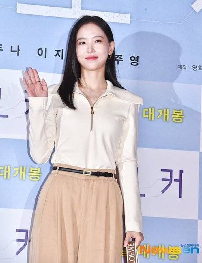 Menjadi rekan satu project di drama Moon Lovers: Scarlet Heart Ryeo, Kang Han Na turut diundang sebagai tamu VIP untuk mendukung temannya, IU. Ia sukses tampil memesona dengan mengenakan atasan long slevee putih gading./Foto: twitter.com/infodrakor_id