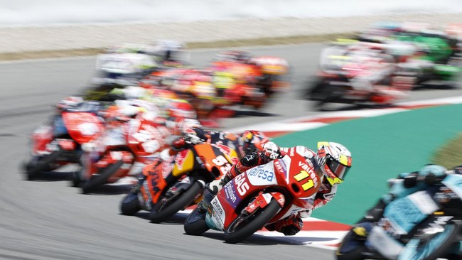Izan Guevara menang Moto3 Catalunya 2022 dengan mengalahkan David Munoz. Sementara pembalap Indonesia Mario Aji gagal finis.