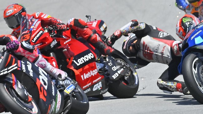 Insiden mengerikan terjadi pada tikungan pertama balapan MotoGP Catalunya 2022 saat kepala Takaaki Nagakami menghantam ban belakang Francesco Bagnaia.