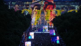 FOTO: Semarak Konser 70 Tahun Elizabeth II Berkuasa