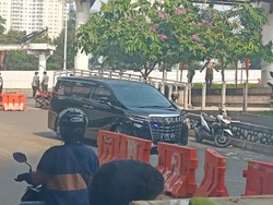 Aksi Mobil Pelat RFZ Hendak Terobos CFD Bundaran HI Berhasil Dihalangi