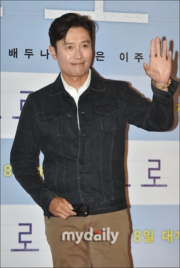 Salah satu aktor veteran yang tengah membintangi drama Our Blues, Lee Byung Hun turut hadir di acara premiere film Broker. Meski telah menginjak usia tua, ia tetap tampil memesona dengan mengenakan jacket denim./Foto: twitter.com/infodrakor_id