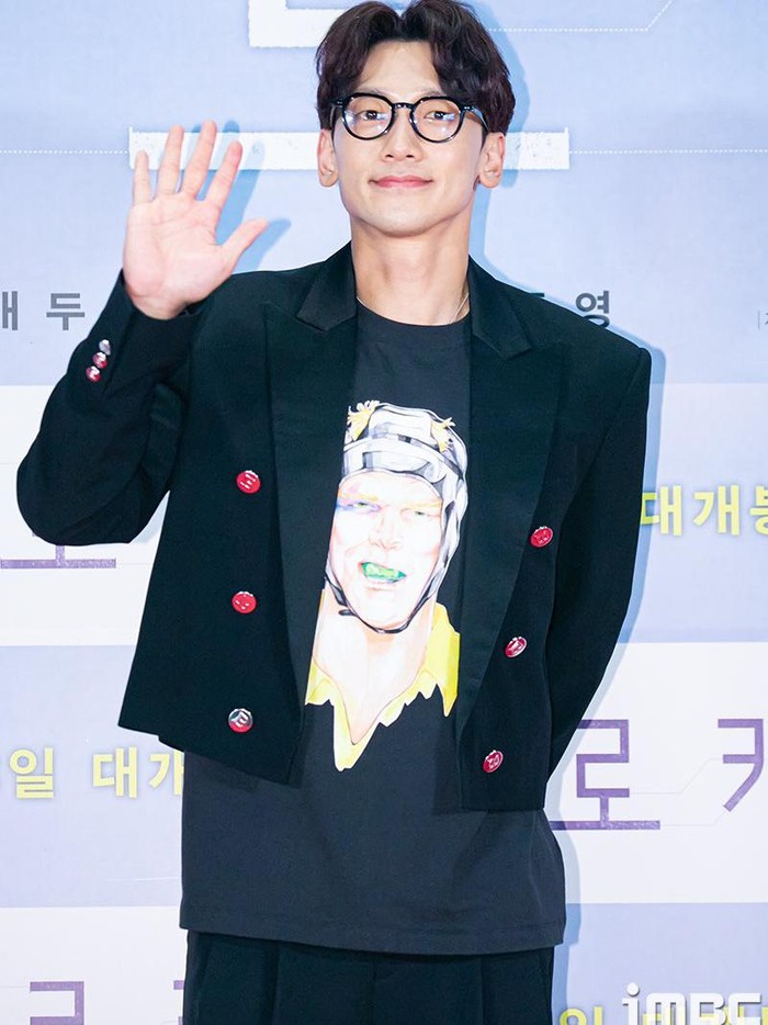 Sebagai penyanyi dan aktor ternama, Rain, menjadi salah satu tamu VIP di premiere film Broker. Ia mengenakan pakaian semi formal dengan tshirt hitam bermotif, dipadu padankan blazer hitam sebagai luaran, dan kacamata hitam./Foto: twitter.com/infodrakor_id