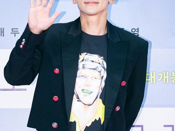 Tamu VIP selanjutnya yang turut hadir adalah aktor Oh Jung Se. Ia tampil mengenakan T-Shirt putih sebagai inner berbalut setelan jas warna cream. Dan masih banyak lagi tamu VIP yang hadir di premiere film Broker, Beauties!./Foto: twitter.com/infodrakor_id
