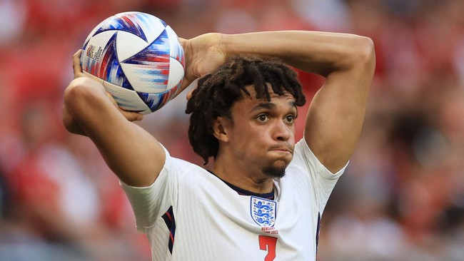 Bintang Liverpool Trent Alexander-Arnold dikecam suporter setelah kedapatan tidak menyanyikan lagu kebangsaan jelang kickoff Hungaria vs Inggris.