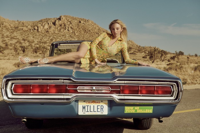 Sydney Sweeney yang kariernya kian menanjak pasca bermain di serial Euphoria, tampil seksi dalam foto iklan bernuansa retro lansiran Tory Burch. Foto ini dedikasikan untuk kreasi sandal seri Millers seperti yang dikenakan Sydney bersama floral dress berikut. Foto: Courtesy of Tory Burch