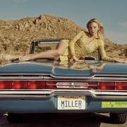 Retro dan Seksi, Intip Gaya Sydney Sweeney dari Euphoria di Foto Iklan Tory Burch