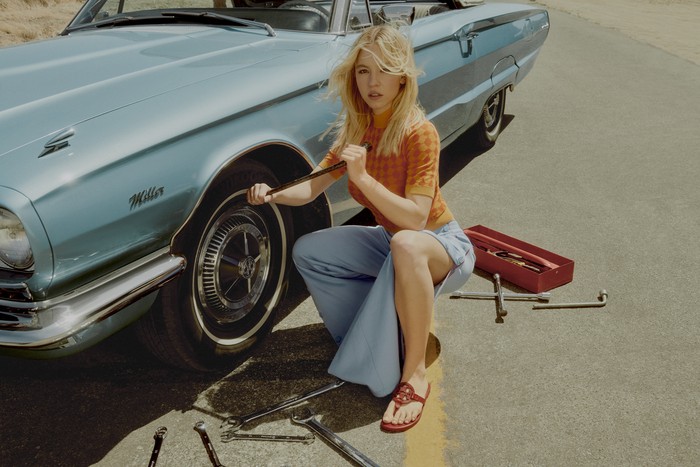 Dari segi konsep foto, Sydney diceritakan sedang melakukan perjalanan mengendarai mobil convertible. Rileks, stylish, dan dinamis. Seolah sarat dengan koleksi busana dan aksesori Tory Burch untuk musim ini. Foto: Courtesy of Tory Burch